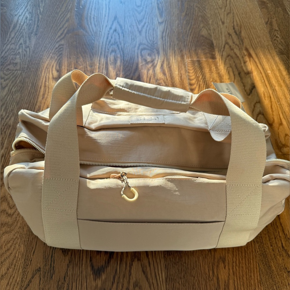 NEW WITH TAGS Beis The Sport Duffle Bag in Beige - Picture 5 of 10